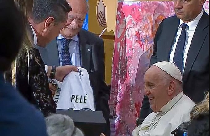 Diretamente do Vaticano! Papa ganha camisas de grande clube paulista; confira os detalhes