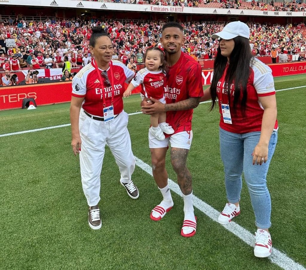 Família em paz! Mãe e esposa de Gabriel Jesus fazem as pazes