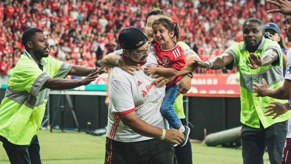 Torcedor que invadiu o gramado do Beira-Rio em jogo do Internacional com criança no colo é proibido de frequentar o estádio por 10 jogos