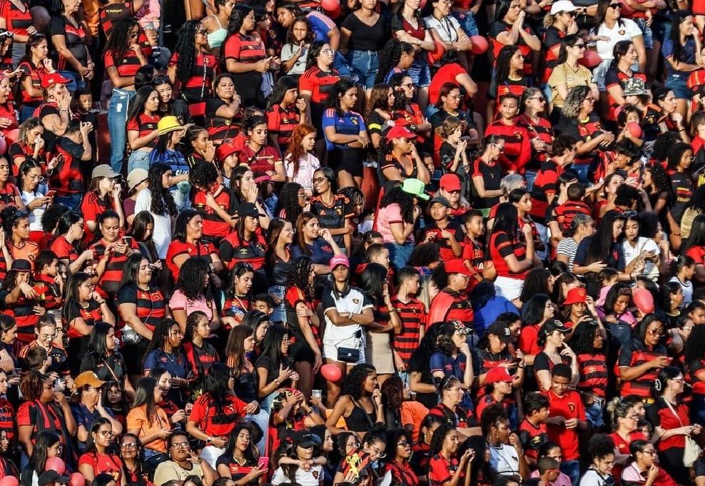 Torcedoras do Sport são impedidas de entrar na Ilha do Retiro e fazem protesto; entenda 