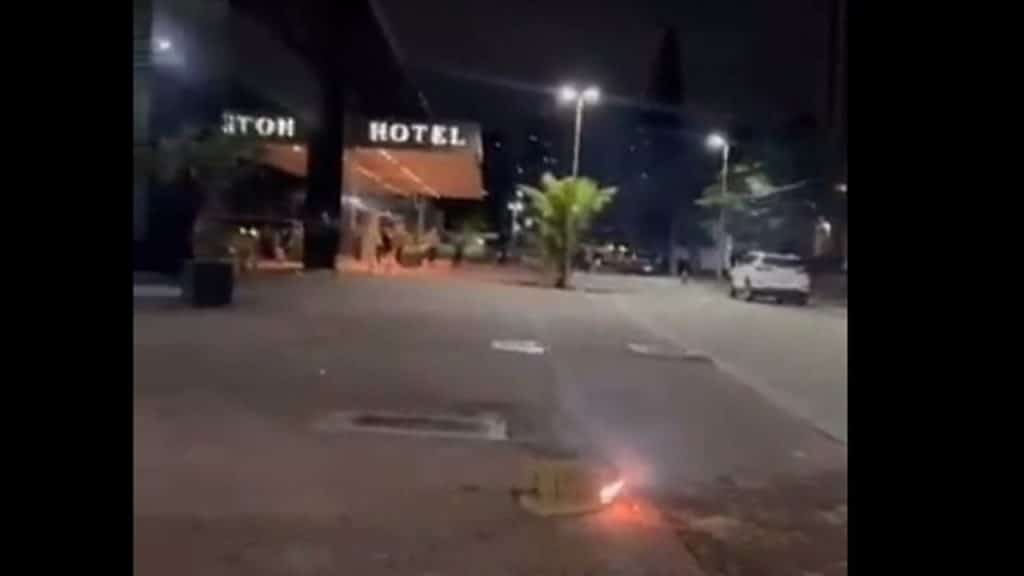 Torcida do Botafogo faz foguetório em porta de hotel