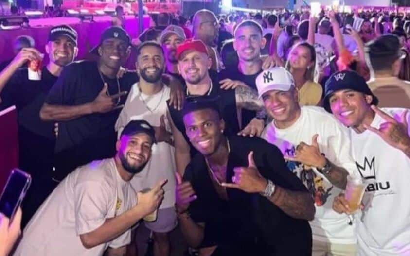 Jogadores são flagrados em show de pagode antes de partida do Brasileirão