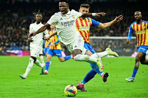 Na contramão! Jogador brasileiro minimiza racismo e exalta estádio do Valencia