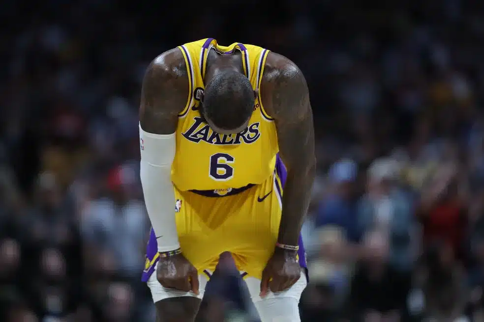 Pane no sistema?! LeBron James comete erro bizarro em segundo jogo contra o Nuggets