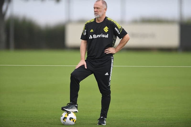 E AGORA? Situação de Mano Menezes vem à tona e preocupa torcida