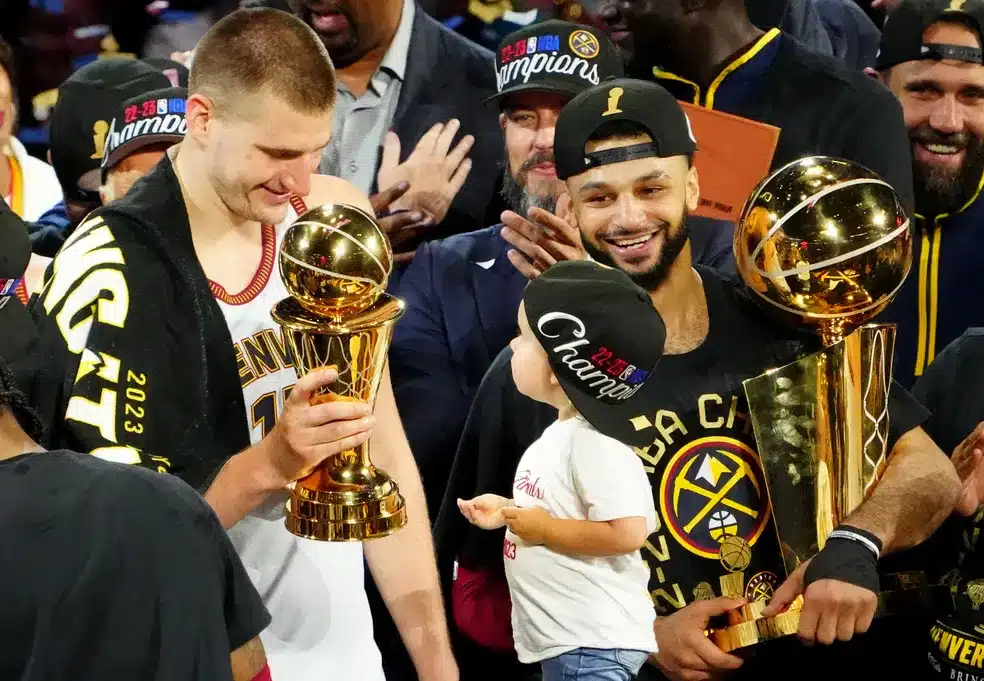 ‘Destino traçado’, foto de Nikola Jokic na infância surpreende após conquista da NBA