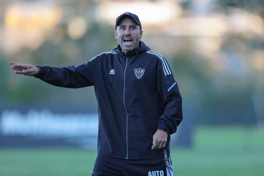 “Muita burrice”, organizada do Atlético Mineiro ‘ensina’ Coudet a treinar na porta da Cidade do Galo