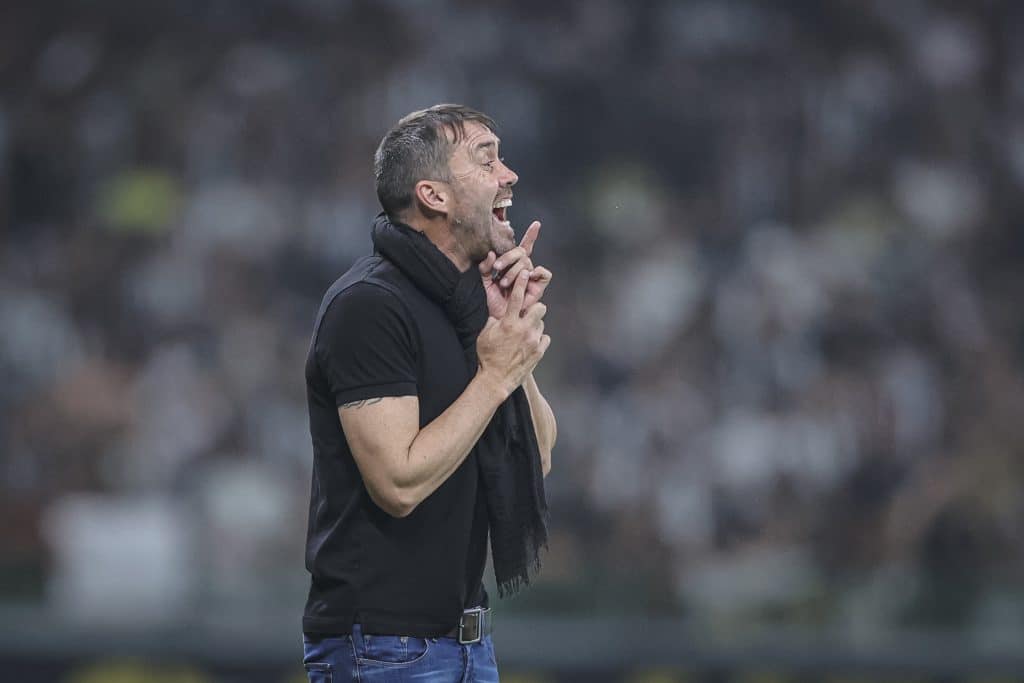 BOMBA! Coudet toma decisão surpreendente no vestiário e choca torcida do Atlético-MG