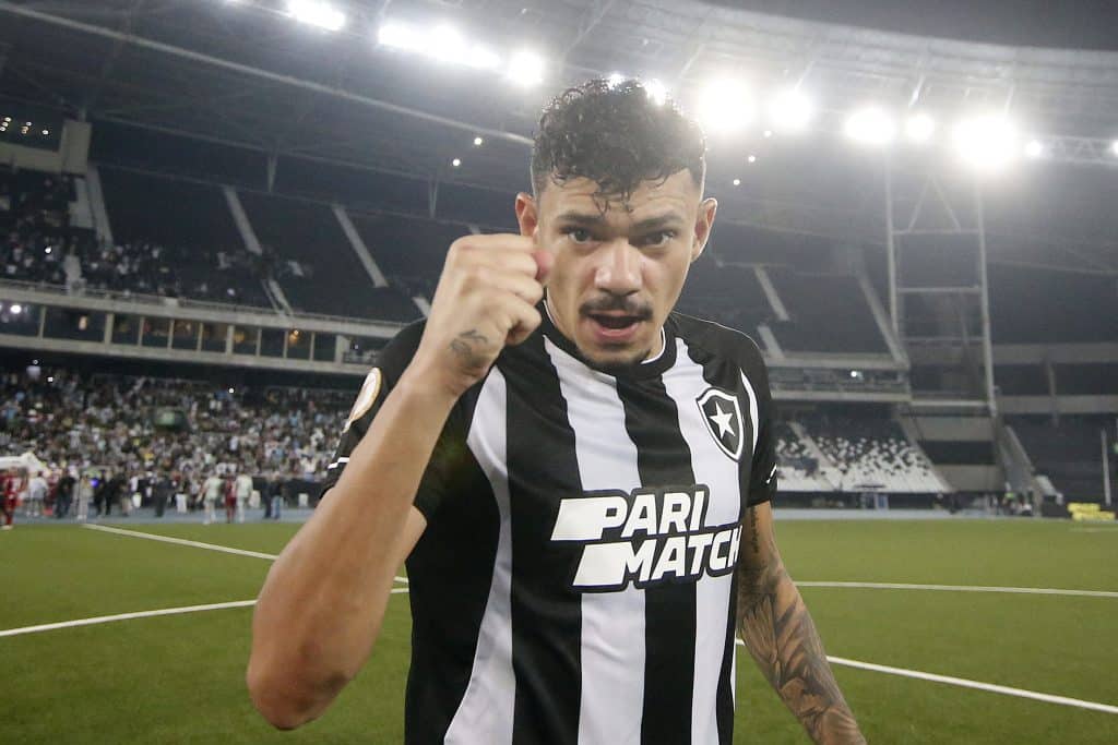 Aconteceu mesmo: torcedor do Botafogo faz tatuagem de Tiquinho Soares e choca geral