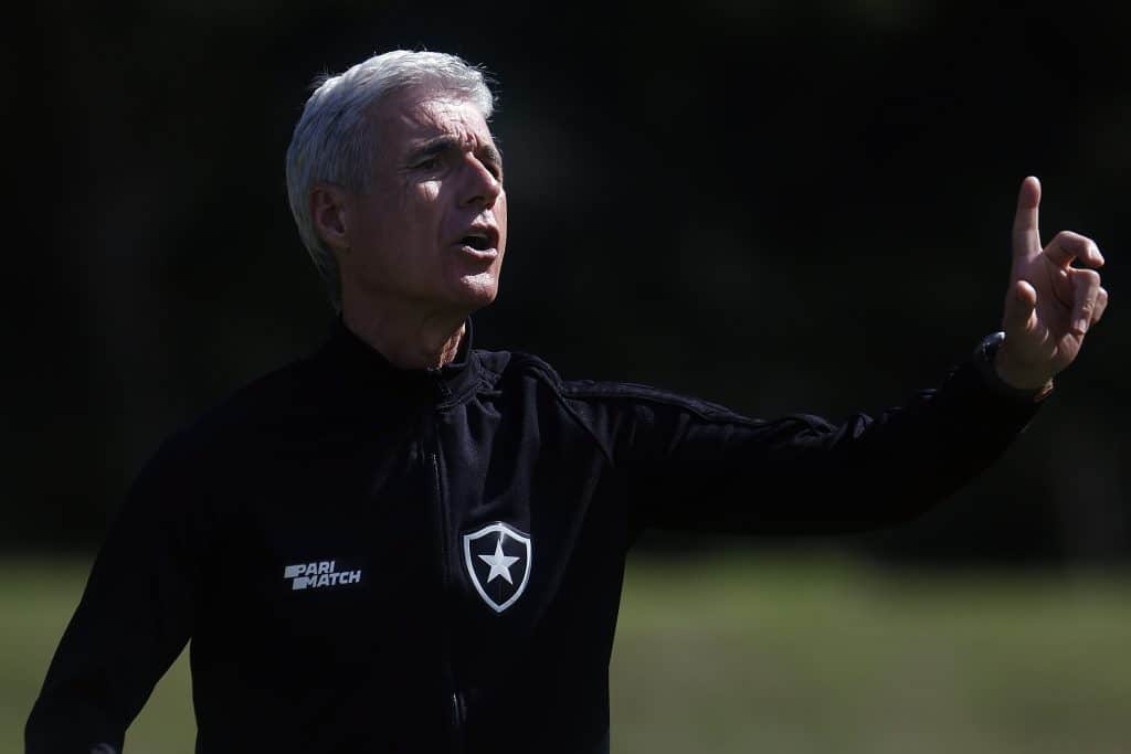 “É uma sacanagem”; Atitude de Luís Castro no Botafogo alaga a web com críticas