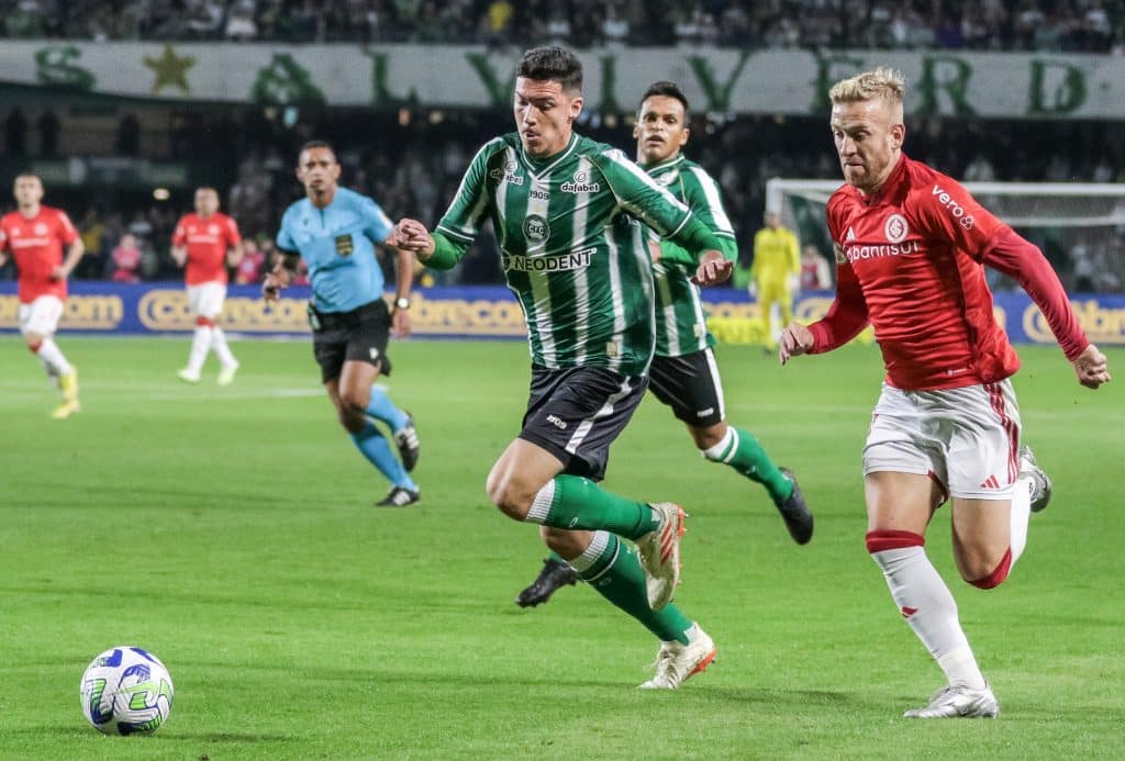 POLÊMICA! Torcida do Coritiba se irrita com provocação do Internacional