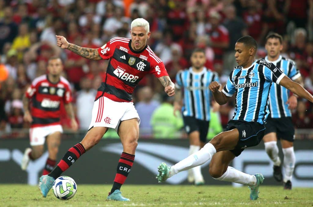 NÃO TEM COMO TER JOGO! Treinadores reclamam do gramado do Maracanã