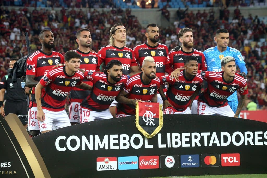 URGENTE! Técnico rival do Flamengo ‘fica louco’ e agride dois jogadores adversários
