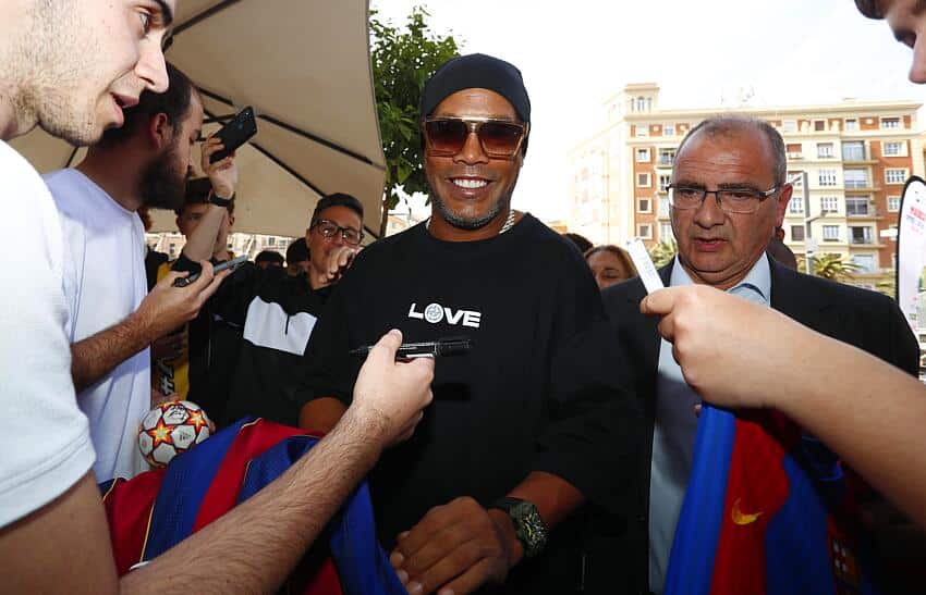 TROPA DO BRUXO! Famoso jornalista banca Ronaldinho e elogia ex-jogador
