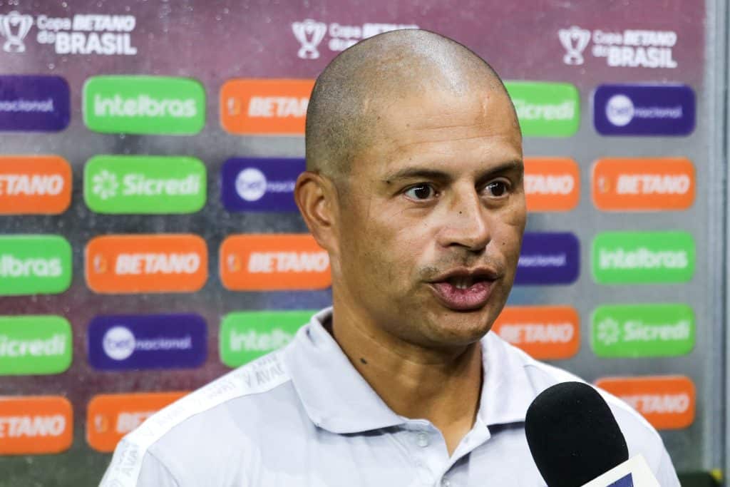 MUITO ÍDOLO! Alex provoca Athletico-PR e leva torcida do Coritiba à loucura