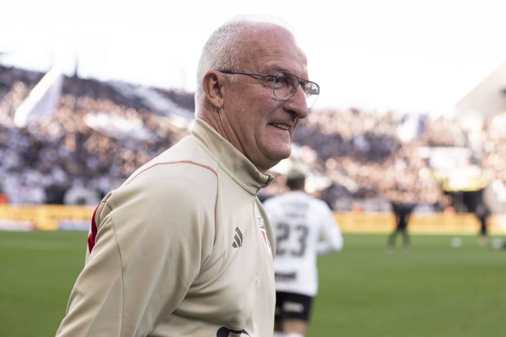 PODE ISSO? Torcedor do São Paulo faz pedido inusitado para Dorival e arranca gargalhadas