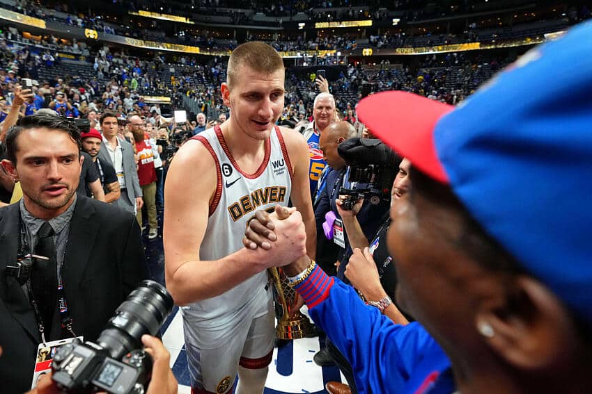 QUE MORAL! Após título da NBA, Nikola Jokic recebe homenagem marcante