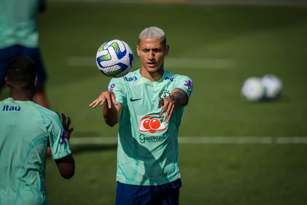 POLÊMICA! Richarlison ‘apronta’ na Seleção Brasileira e irrita geral: “É bizarro”