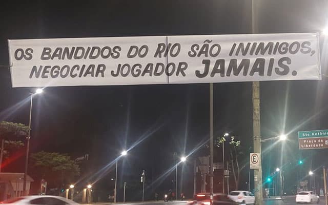 Torcida do Atlético-MG faz 2º protesto contra venda de Allan ao Flamengo: “Negociar jogador: jamais”