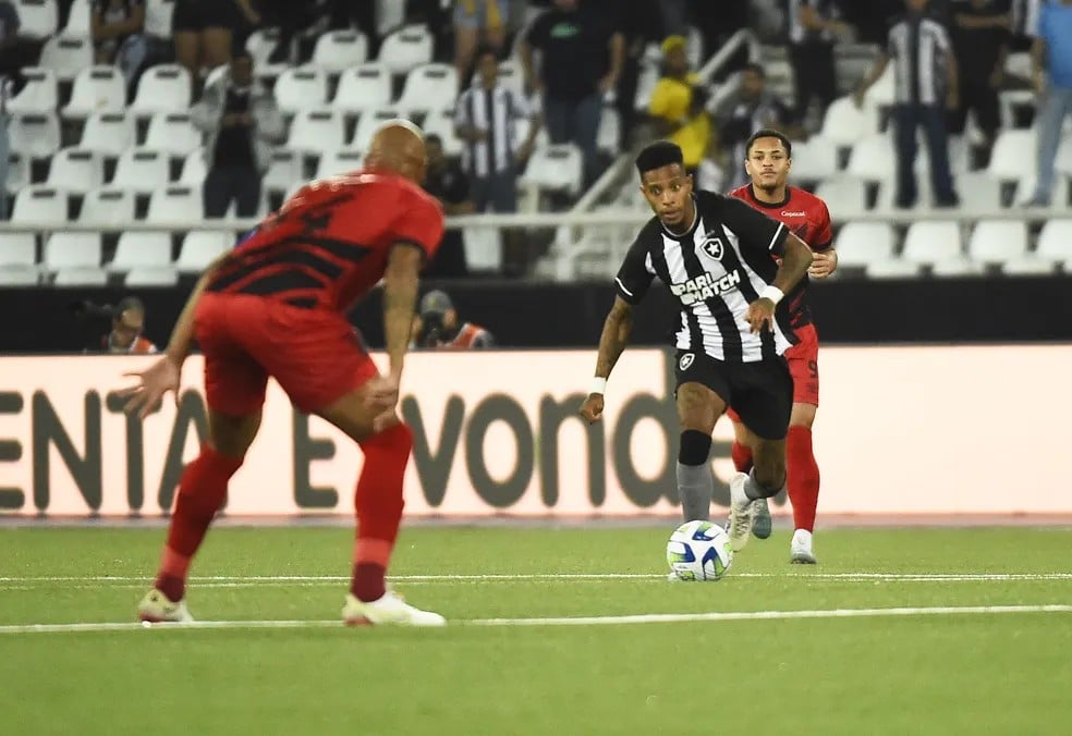 “Não vim pedir desculpas, entreguei meu melhor”, diz Tchê Tchê após eliminação do Botafogo na Copa do Brasil