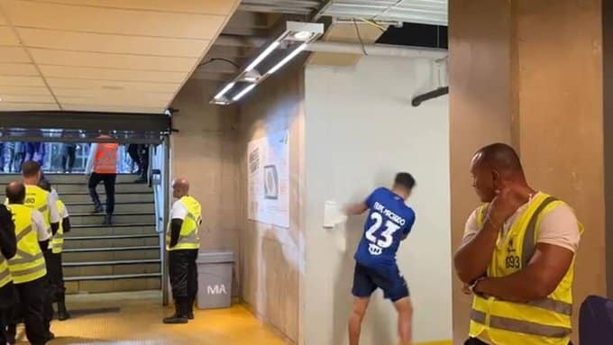 Pistolou! Jogador do Cruzeiro se revolta e quebra dispenser no Mineirão