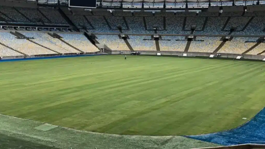 NÃO TEM COMO TER JOGO! Treinadores reclamam do gramado do Maracanã