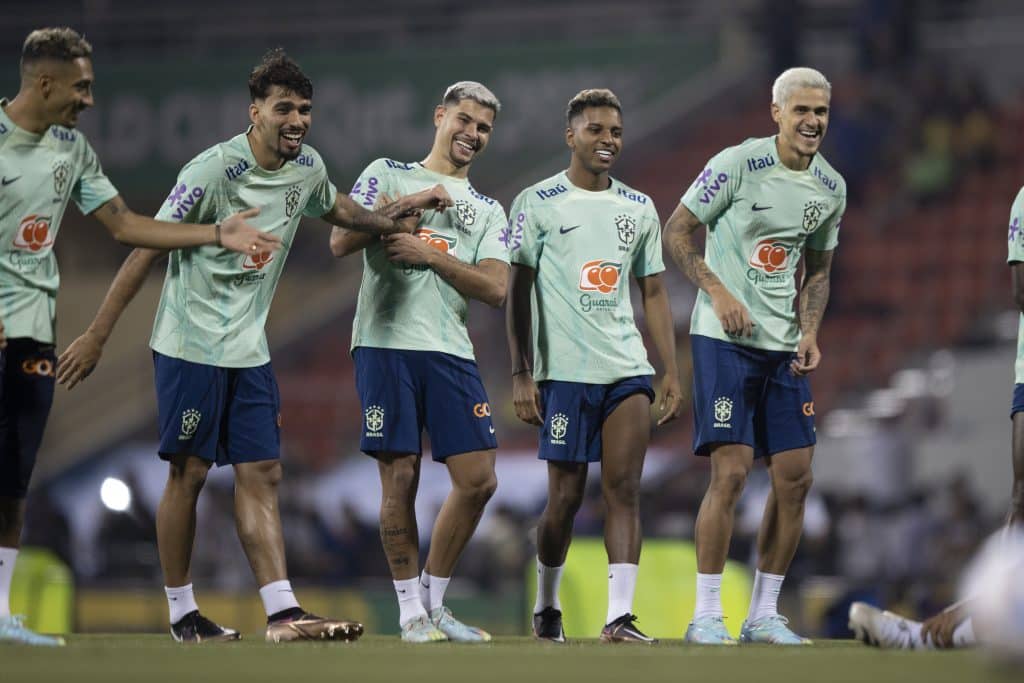 Lucas Paquetá provoca Bruno Guimarães e enlouquece torcida do Flamengo na Copa do Brasil