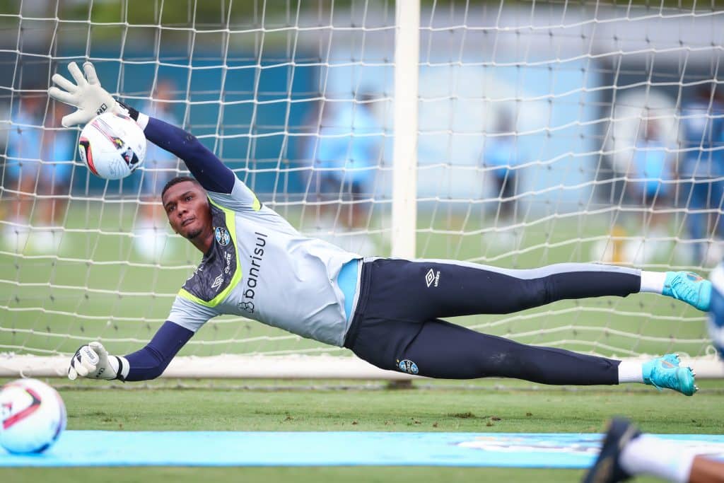 É BOM? Números de Adriel no Grêmio e comparação com Marcos Felipe chegam ao Bahia