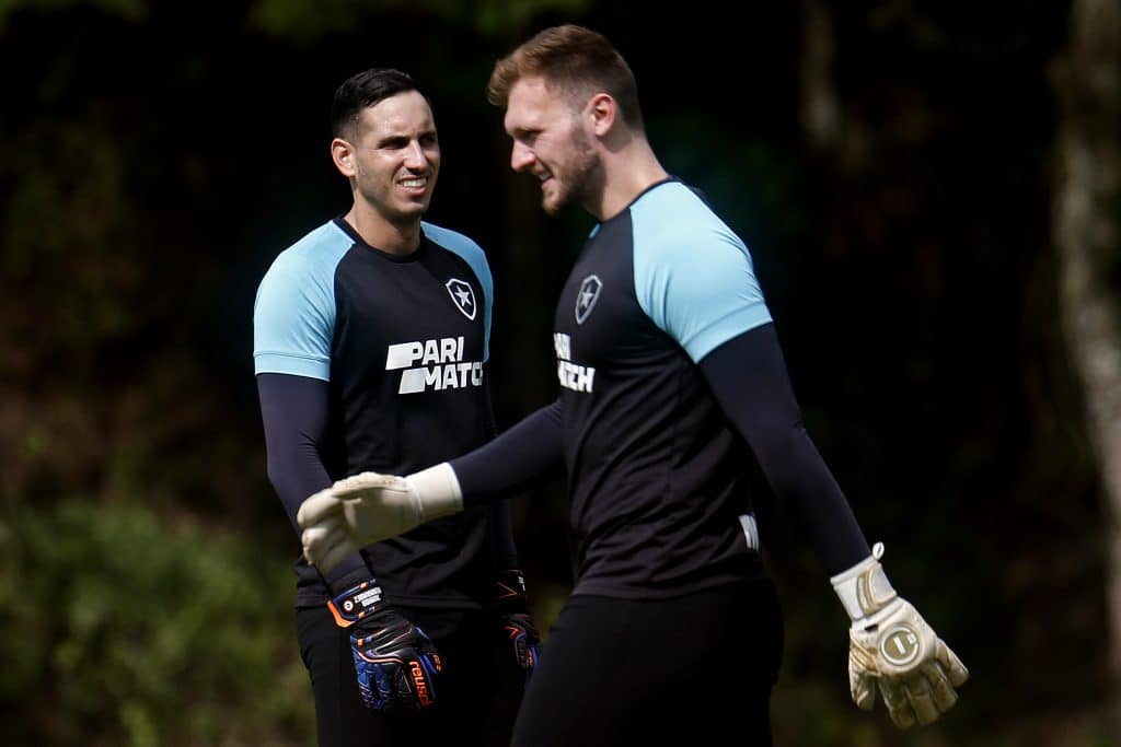 Foto: (Divulgação/Vitor Silva/Botafogo) - Veja a comparação entre Lucas Perri e Gatito Fernández no Botafogo