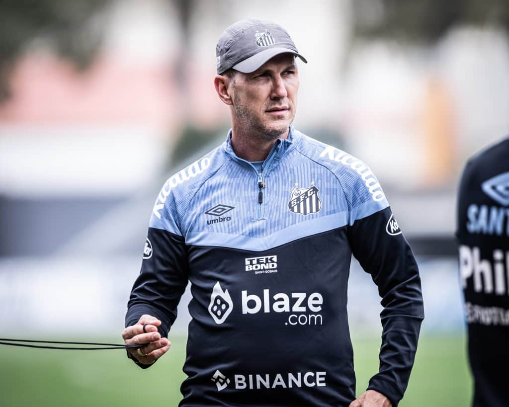Foto: (Divulgação/Raul Baretta/Santos FC) - Paulo Turra tem sido alvo e polêmicas no Santos