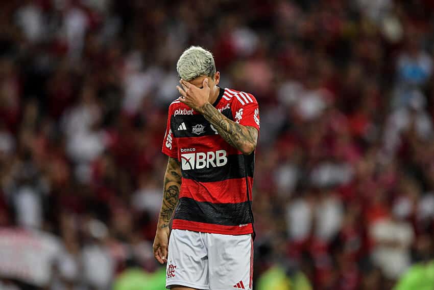 Virou UFC? Relembre jogadores e treinadores que saíram na porrada durante uma partida de futebol