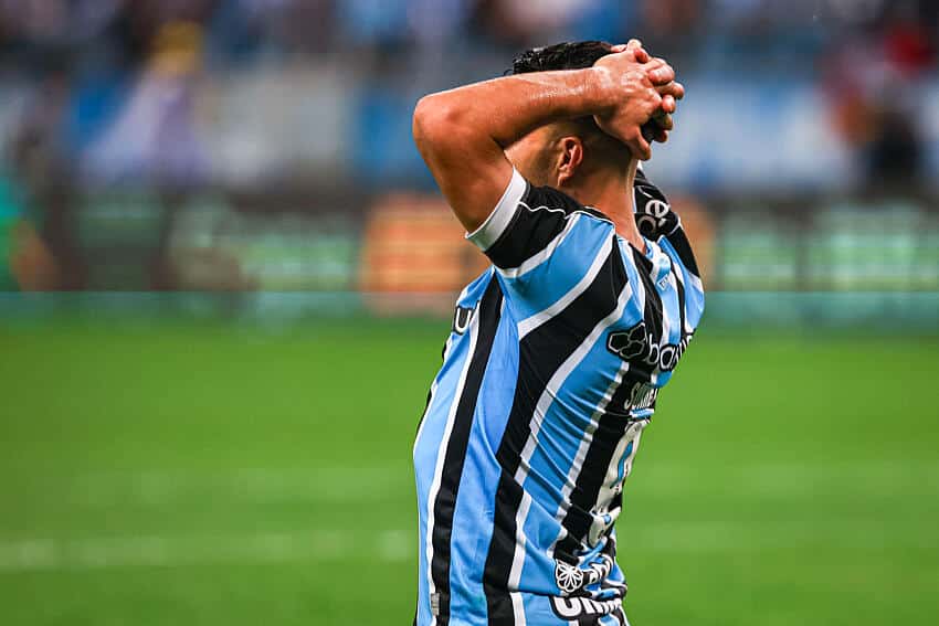 NÃO TEM CONVERSA! Após repercussão negativa, Grêmio suspende negociação por substituto de Suárez
