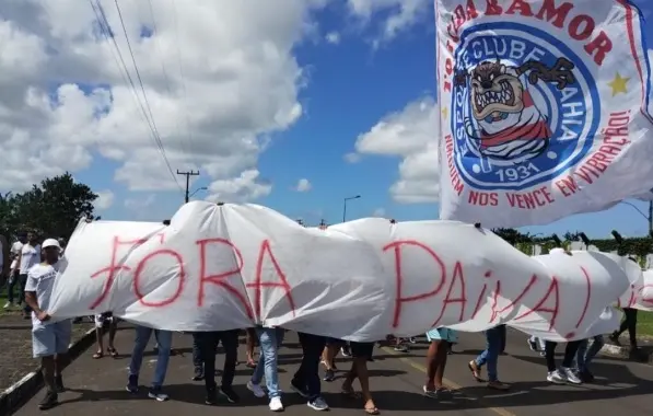 Torcida do Bahia perde paciência, faz protesto e pede saída imediata