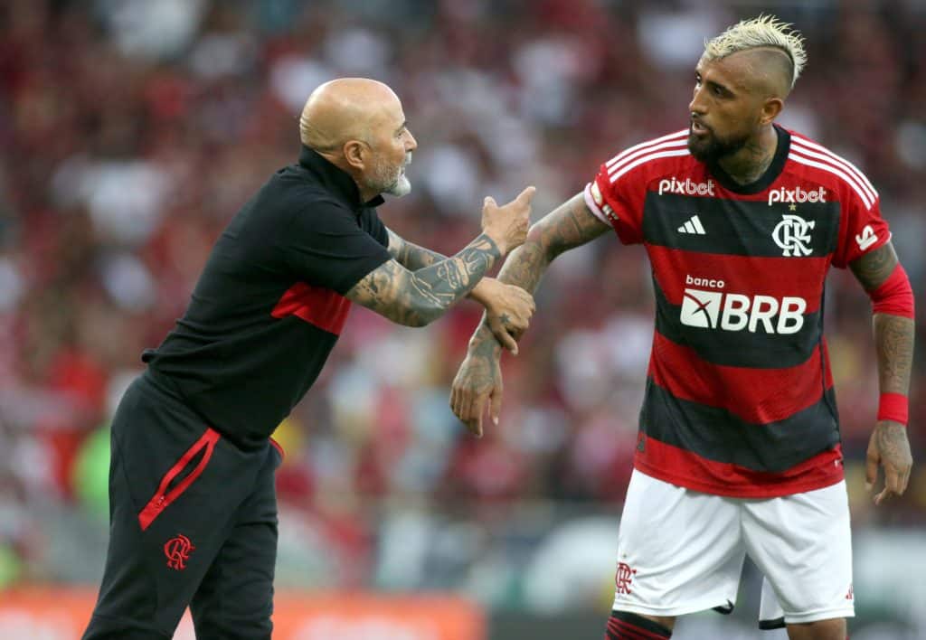 Vidal alfineta ex-treinador após estreia no Furacão: "Um perdedor"