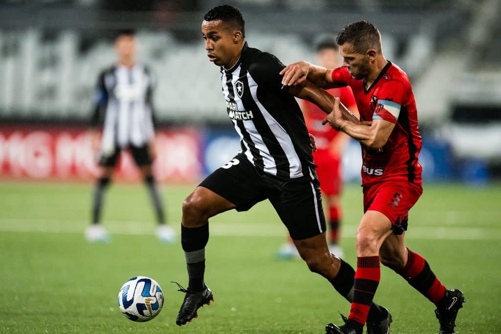 John Textor fala sobre trabalho no Botafogo: "Empatamos e fomos vaiados"