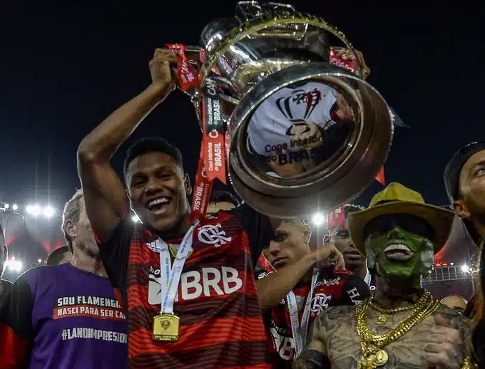 VAI JOGAR A PREMIER LEAGUE! Flamengo fecha acordo por Matheus França e valores impressionam