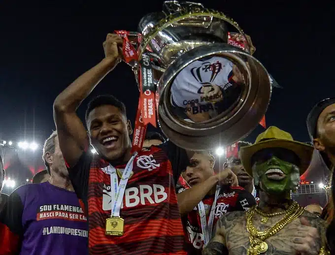 Mathues França de saída do Flamengo