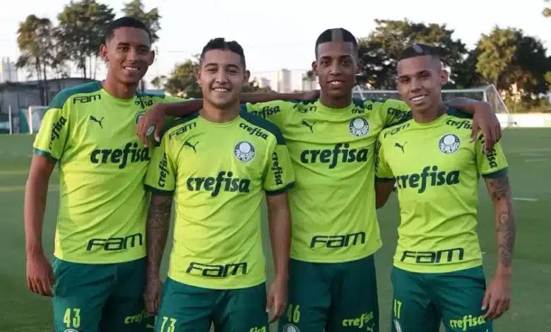 Jogador do Palmeiras é flagrado saindo com travesti