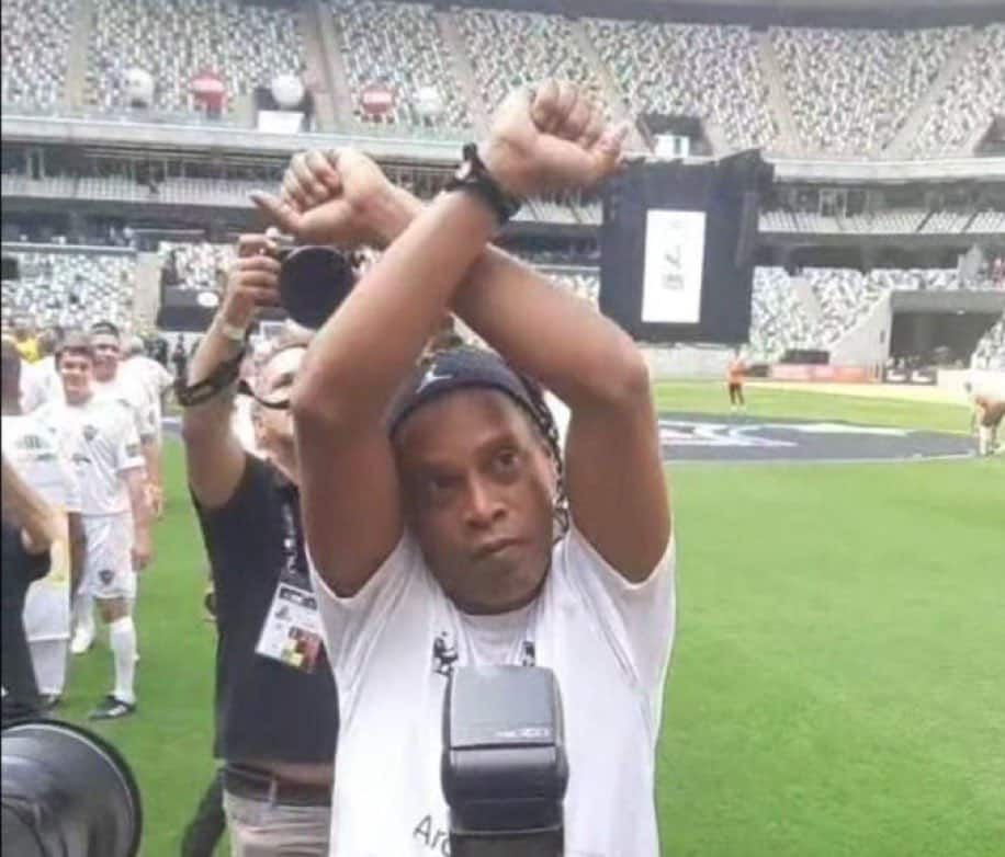Bruxaria deu errado! Ronaldinho Gaúcho se atrapalha e faz gesto do Cruzeiro dentro da Arena MRV