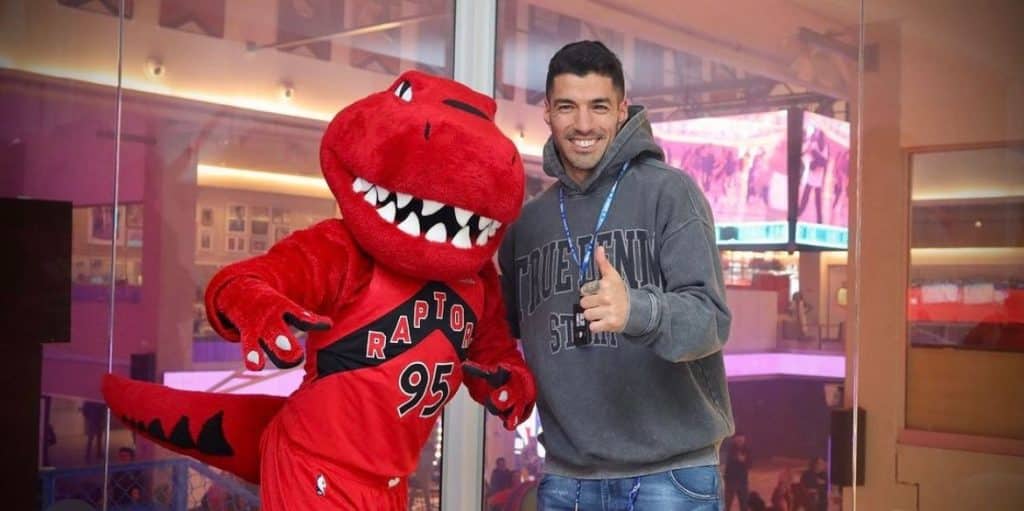 Rival de Messi na MLS? Luis Suárez posa ao lado de mascote de time canadense