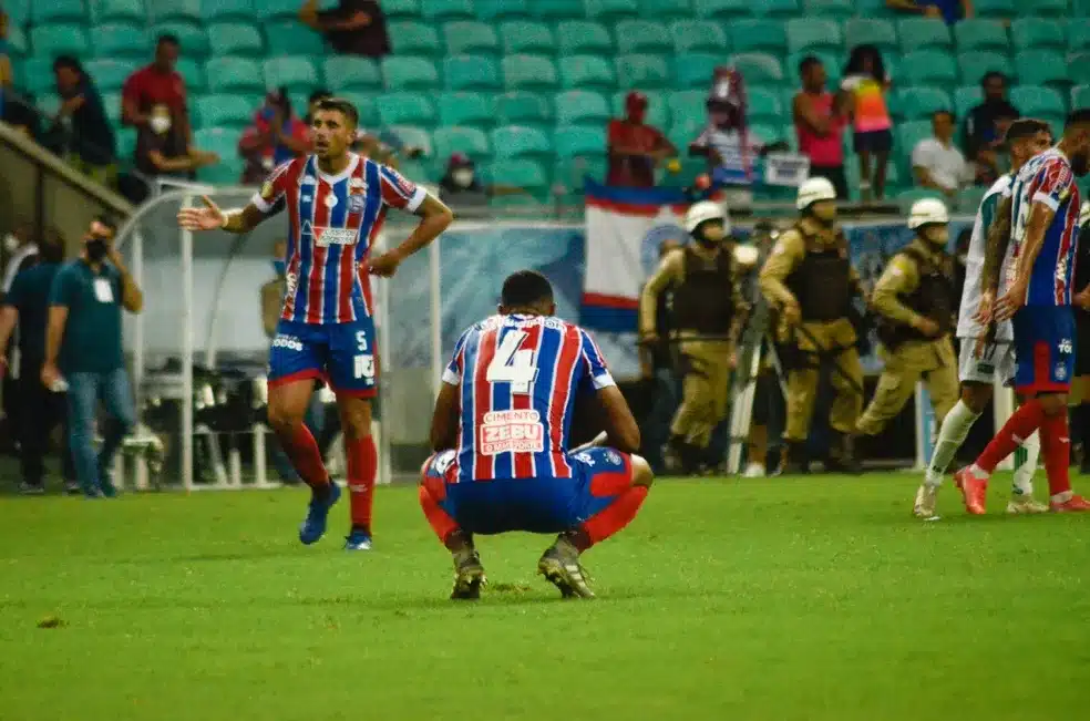 Torcida do Bahia perde paciência, faz protesto e pede saída imediata