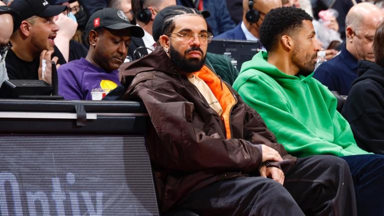 Astro do Boston Celtics é visto soltinho em show do rapper Drake