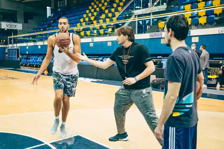 Treinador de Rudy Gobert revela ‘segredo’ para 1ª cesta de três pontos do astro da NBA