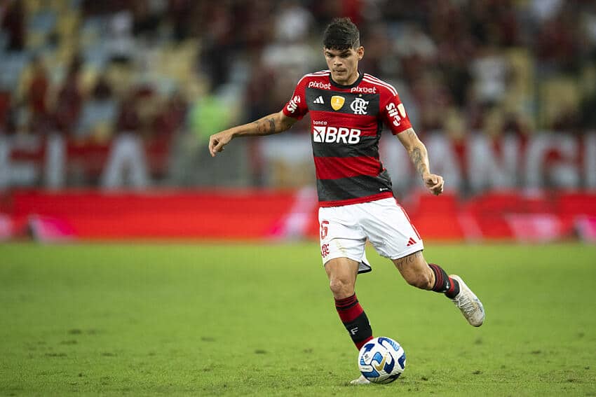 Vai ou fica? Após rumores de saída do Flamengo, Ayrton Lucas define seu futuro