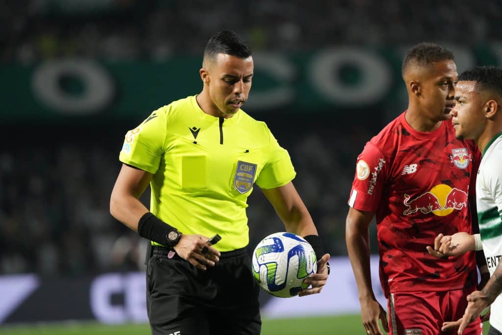 VASCAÍNO? Torcida do Coritiba desenterra passado polêmico de árbitro no Brasileirão