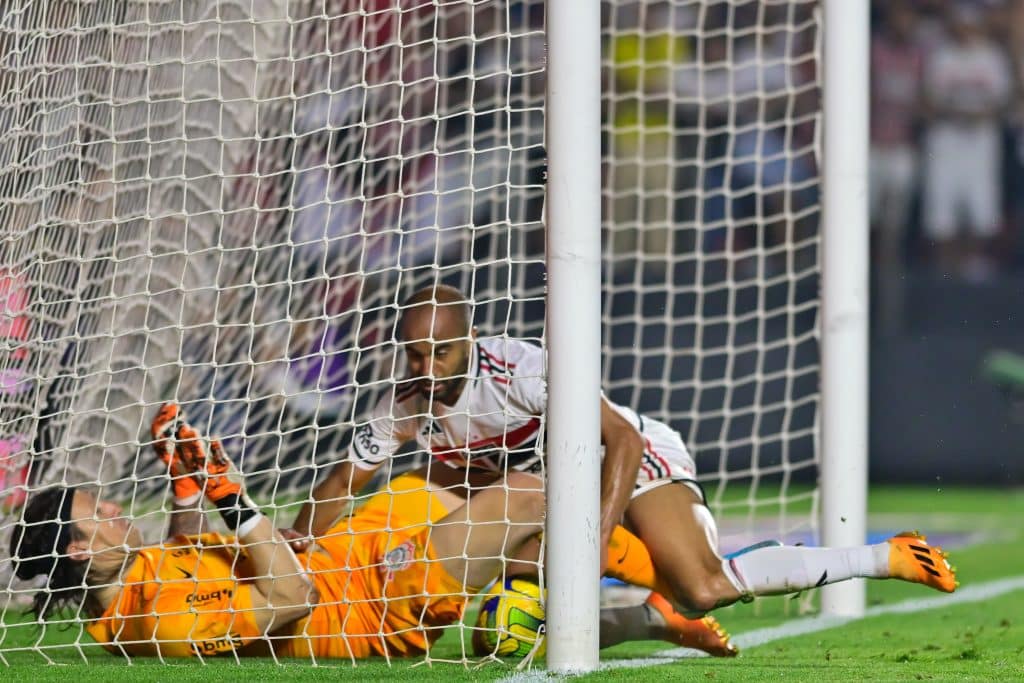 ROUBADO? Câmera mostra toque de mão de Lucas em gol que eliminou o Corinthians