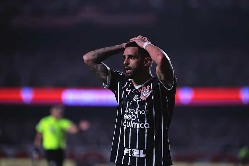 “MEDROSOS, COVARDES”, ídolo do Corinthians detona atuação da equipe diante do São Paulo