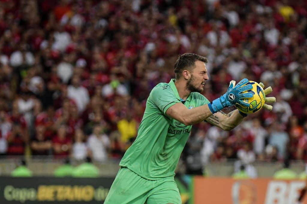 Gabriel Grando ‘apronta’ e conta antiga do goleiro vira meme entre torcida do Grêmio