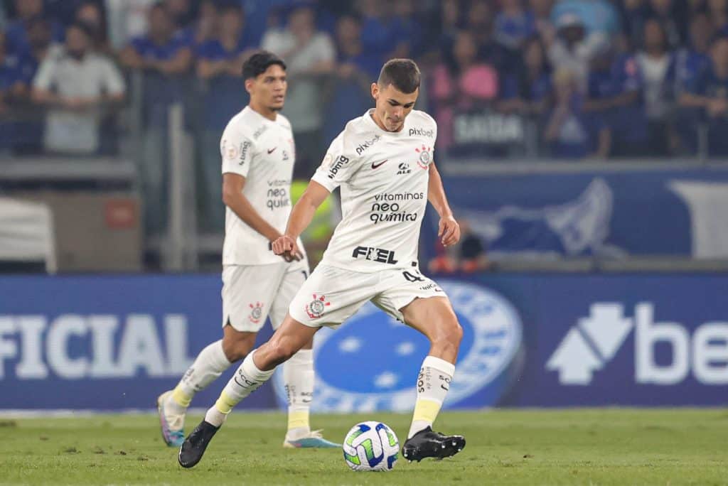 Gabriel Moscardo ‘aposenta’ Gilberto no Cruzeiro e faz a diferença no Corinthians