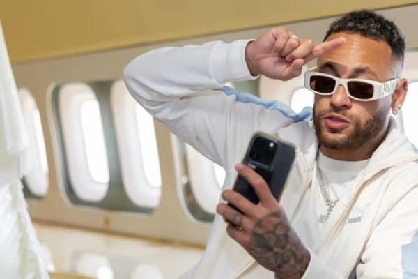 Afrontoso e com moral, Neymar desembarca na Arábia Saudita